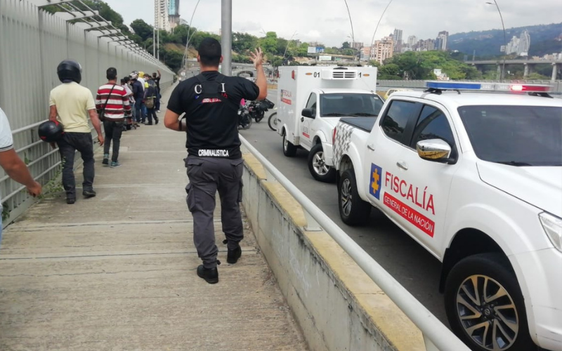 Se lanzó del viaducto García Cadena