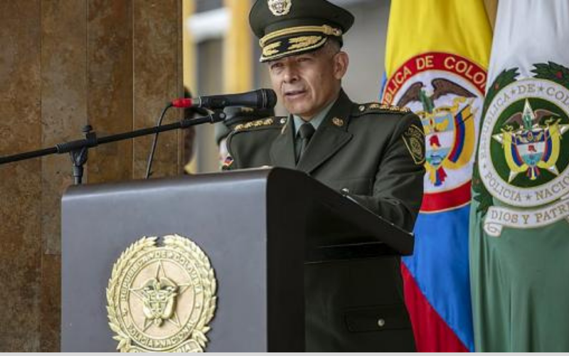 Sale el general Atehortúa de la Dirección