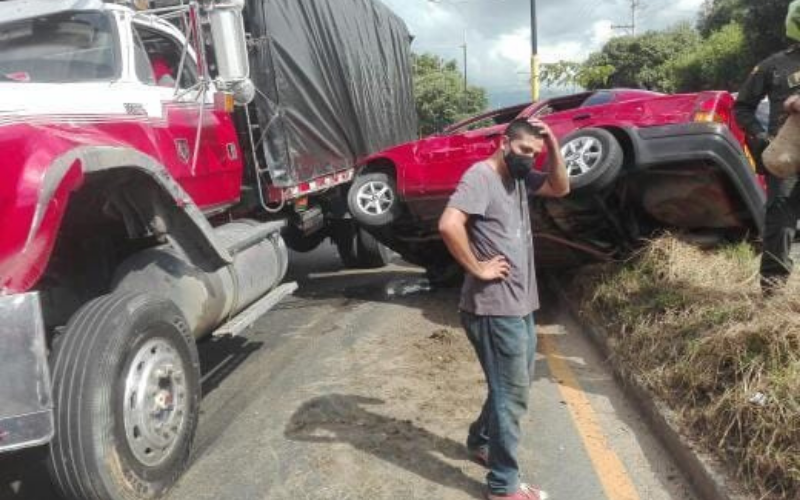 Impresionante accidente de tránsito en la vía a Girón