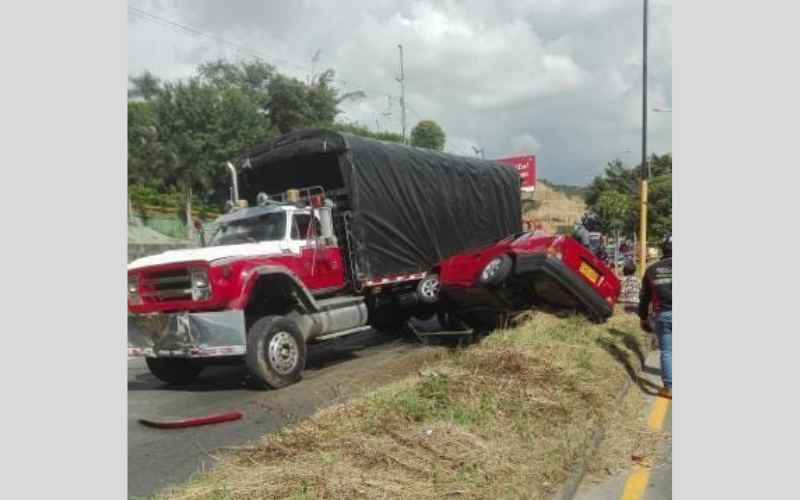 Impresionante accidente de tránsito en la vía a Girón