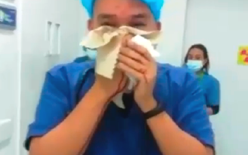 Médico en Medellín golpeado por un borracho