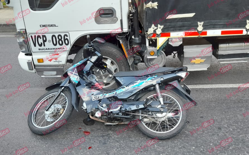 El choque le apretujó la mano al motociclista