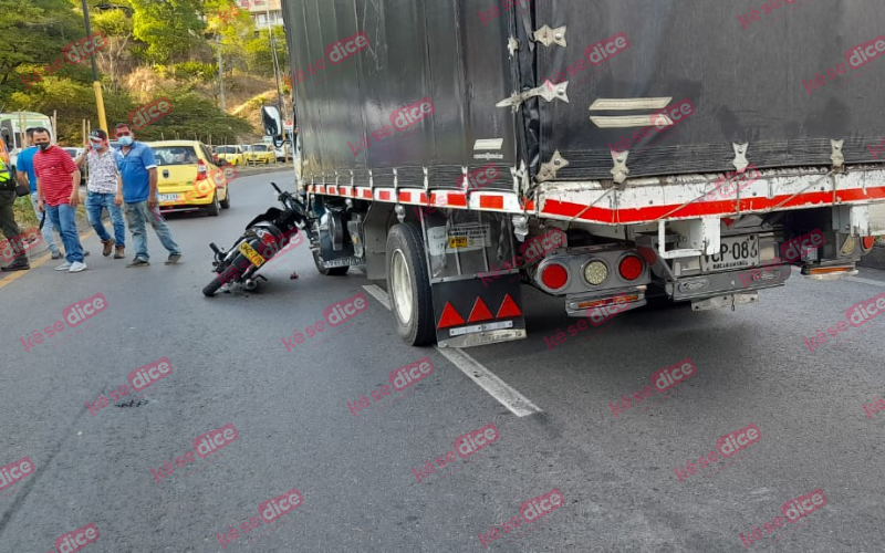 El choque le apretujó la mano al motociclista