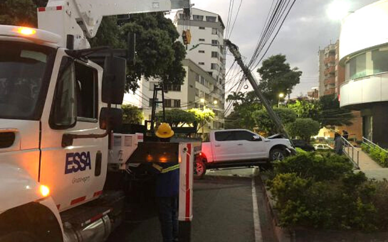 En video: Chocó contra un poste de energía