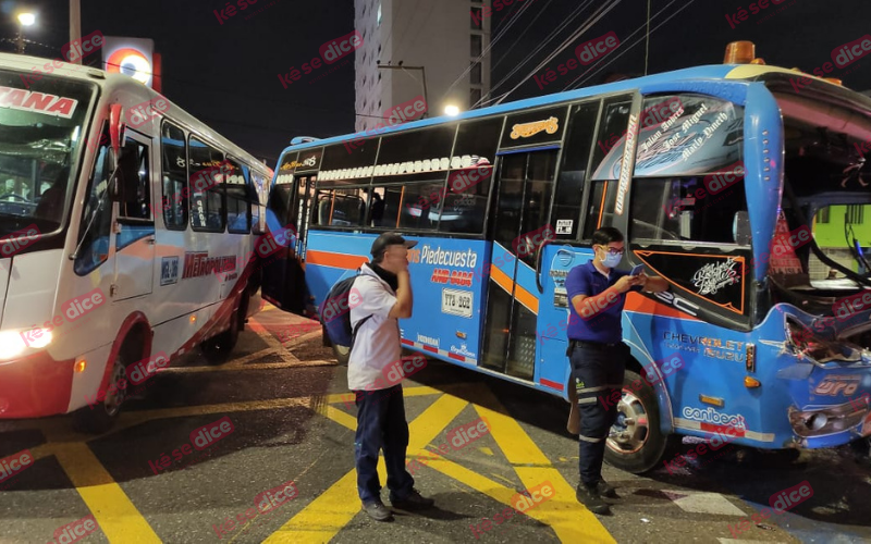 ¡El golpe le destrozó la ‘trompa’ a la buseta!