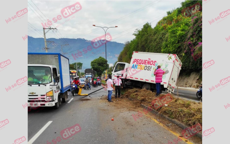 Agua y jabón en la vía generaron accidente múltiple