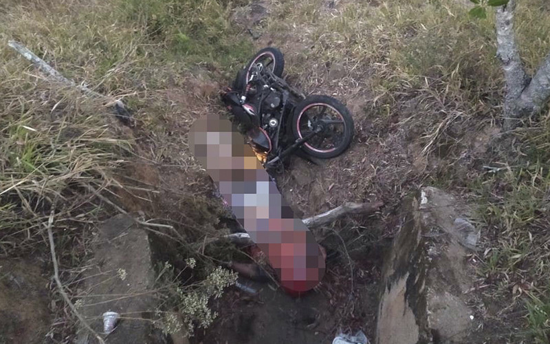 Motorizado fallece al caer a una alcantarilla