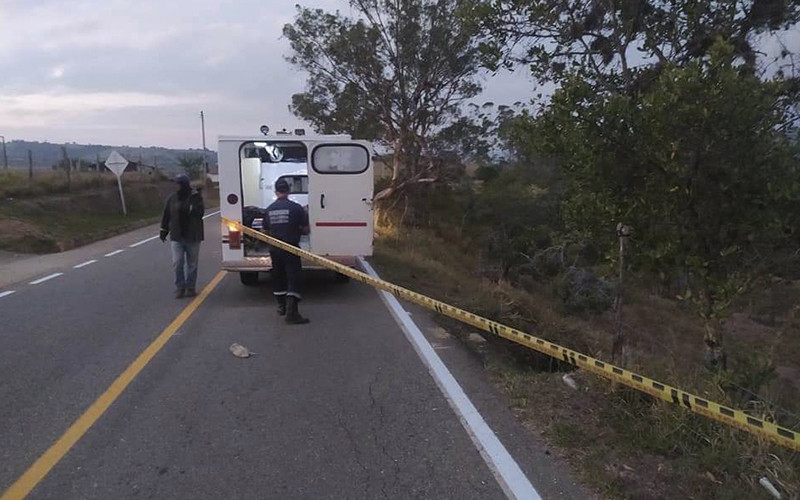 Motorizado fallece al caer a una alcantarilla