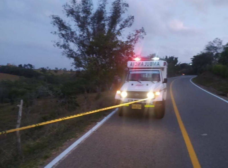 Motorizado fallece al caer a una alcantarilla