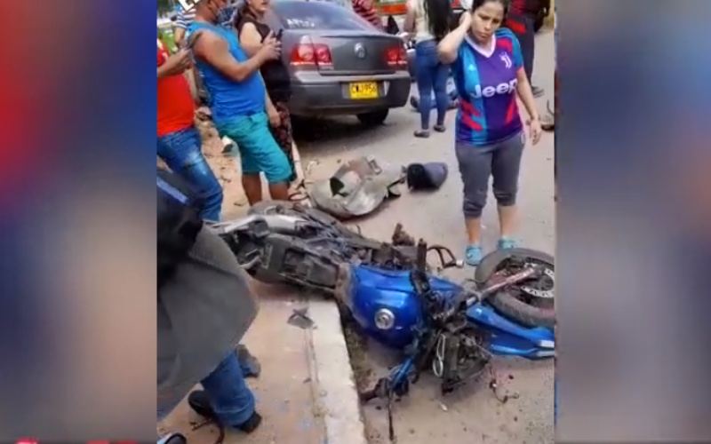 En video: Carro fuera de control embiste a motorizados