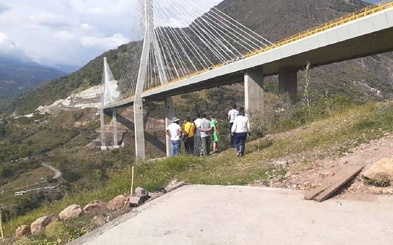Menor de 13 años se lanzó del Puente Hisgaura