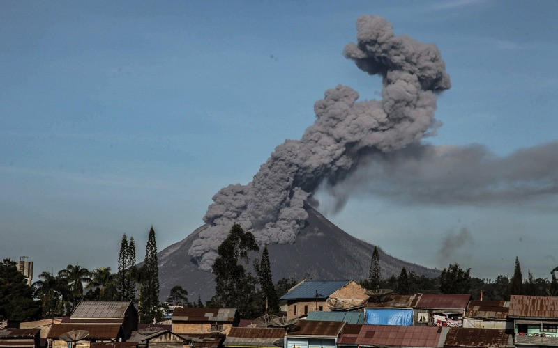Impresionante actividad del volcán Monte Sinabung