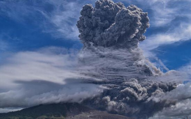 Impresionante actividad del volcán Monte Sinabung
