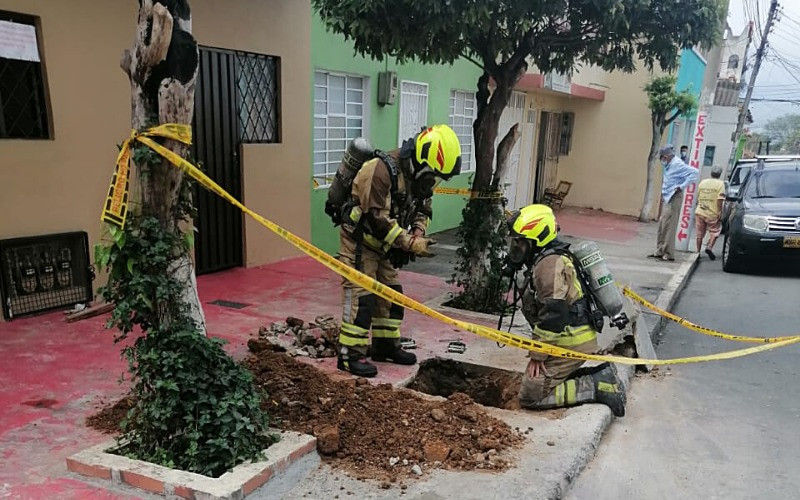 Bomberos atienden escape de gas y enjambre