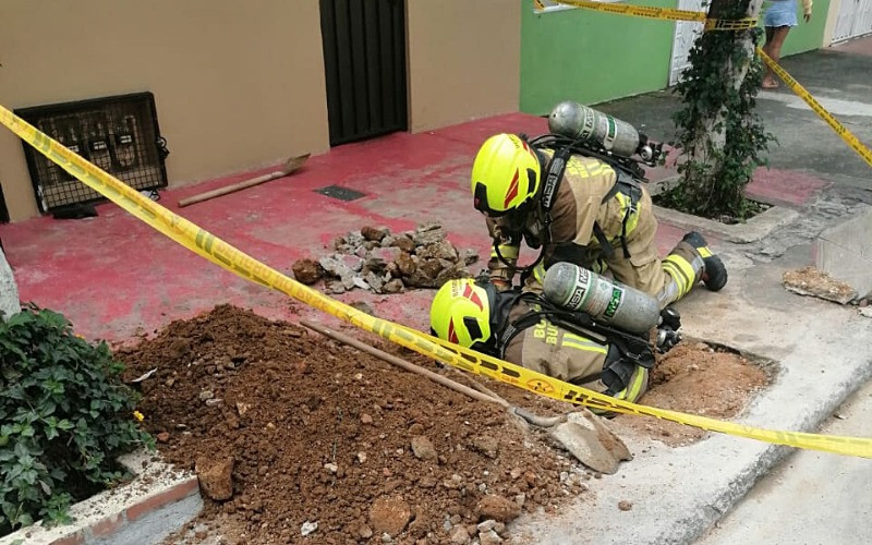 Bomberos atienden escape de gas y enjambre