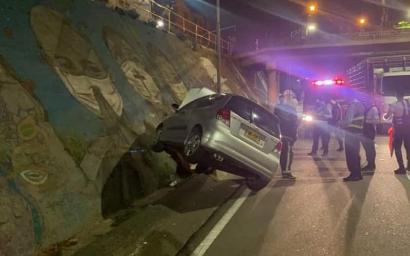 Se subió al muro Por la autopista