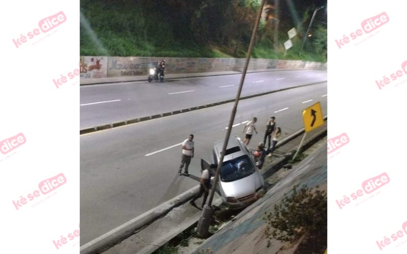 Se subió al muro Por la autopista