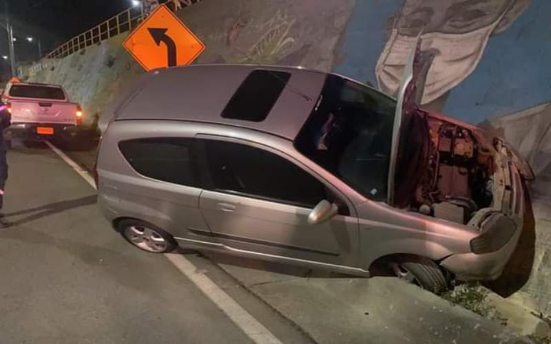 Se subió al muro Por la autopista