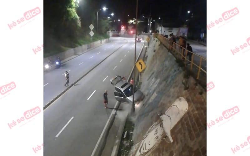 Se subió al muro Por la autopista