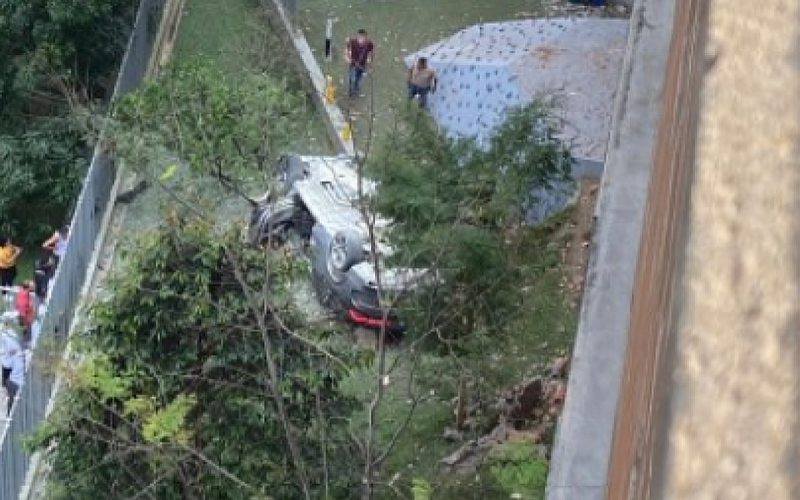 Devastadora caída de automotor en Medellín