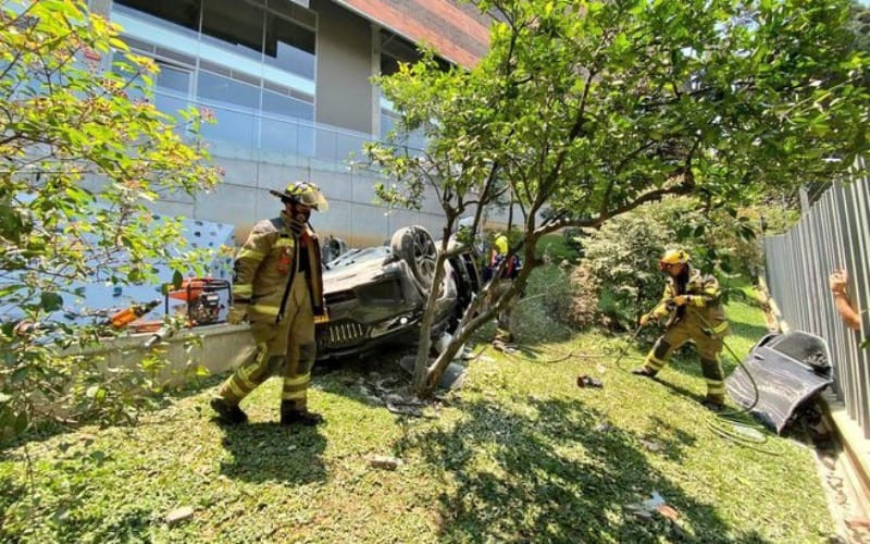 El carro que cayó de quinto piso tenía armas