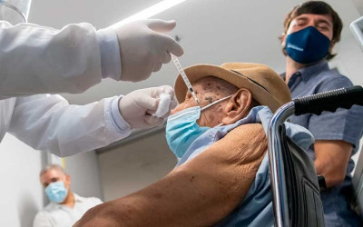 Músico de 93 años recibió la vacuna un millón