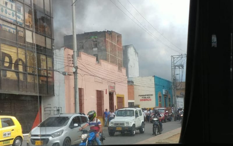 Se prendió la camioneta en el parqueadero