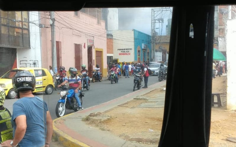 Se prendió la camioneta en el parqueadero