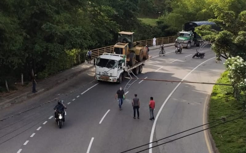 Cayó un poste y los cables tumbaron a una motociclista en La Autopista