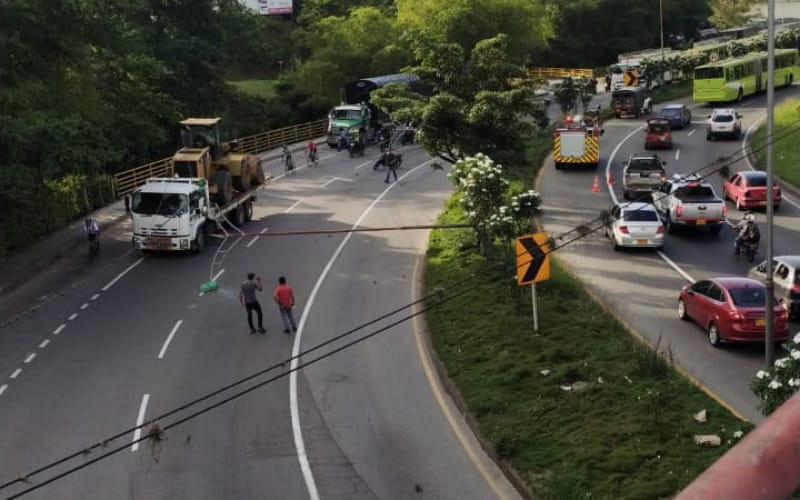 Cayó un poste y los cables tumbaron a una motociclista en La Autopista