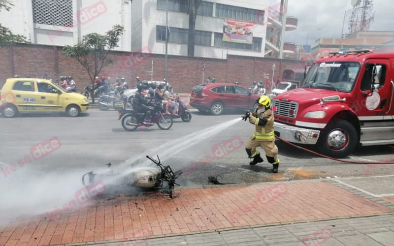 ¡Se prendió la motocicleta en la 15!