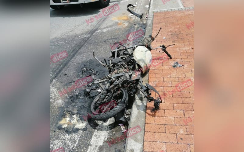 ¡Se prendió la motocicleta en la 15!