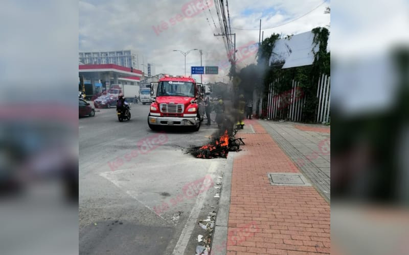 ¡Se prendió la motocicleta en la 15!