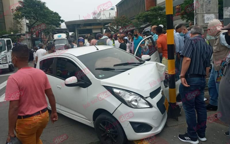 Le echó el carro a un alférez y luego a un semáforo