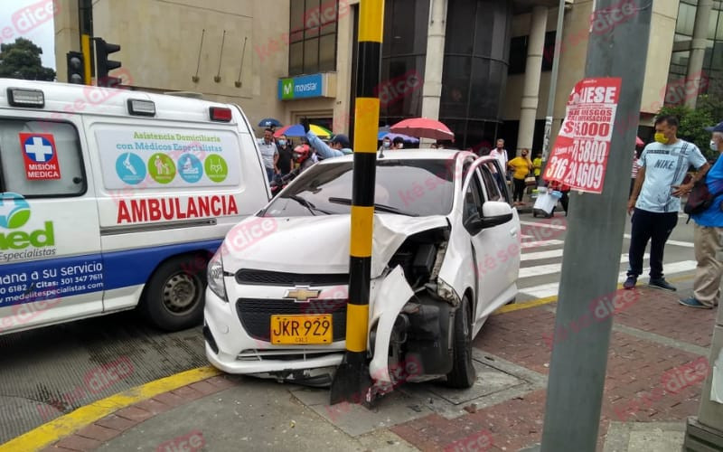 Le echó el carro a un alférez y luego a un semáforo