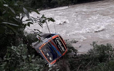 Se salieron del camino y por poco se hunden en el Cauca