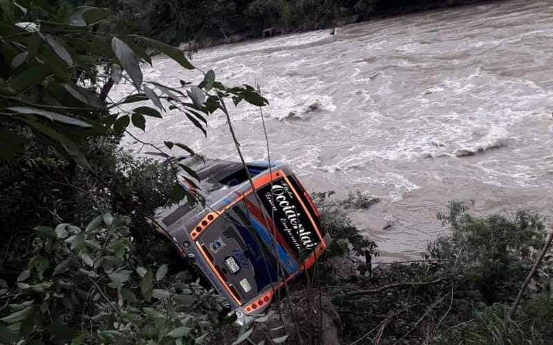 Se salieron del camino y por poco se hunden en el Cauca