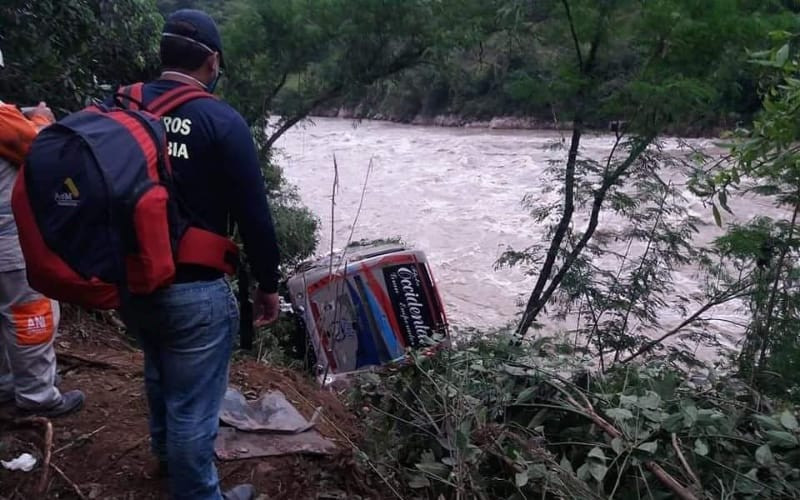 Se salieron del camino y por poco se hunden en el Cauca