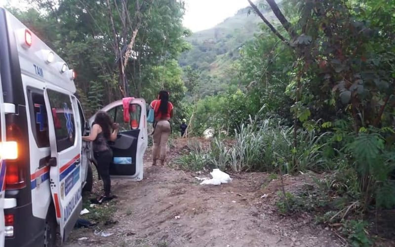 Se salieron del camino y por poco se hunden en el Cauca