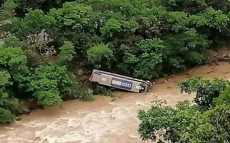 Se salieron del camino y por poco se hunden en el Cauca