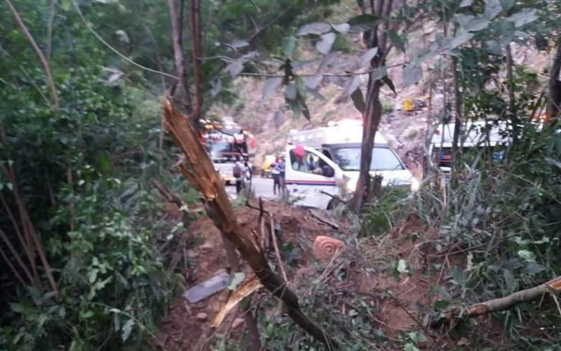 Se salieron del camino y por poco se hunden en el Cauca