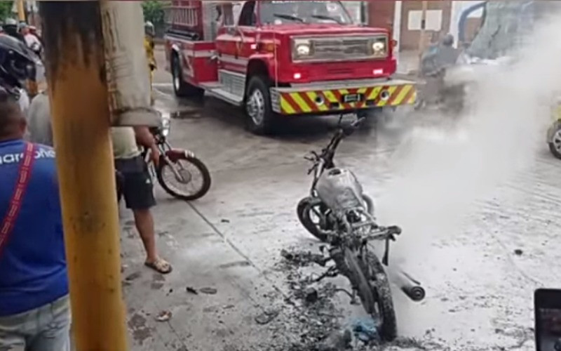 En El Castillo le ‘coronaron’ la moto al ladrón con fuego