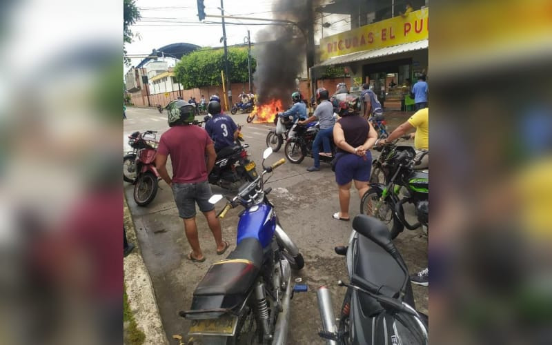 En El Castillo le ‘coronaron’ la moto al ladrón con fuego