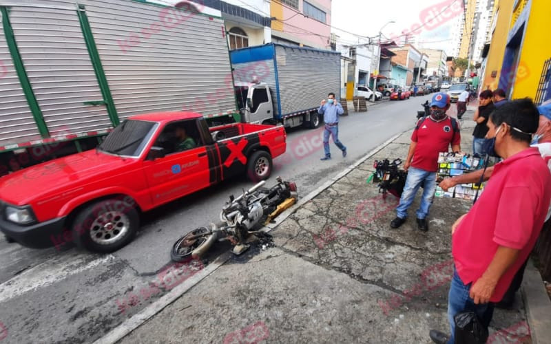 Se le prendió la moto mientras la conducía