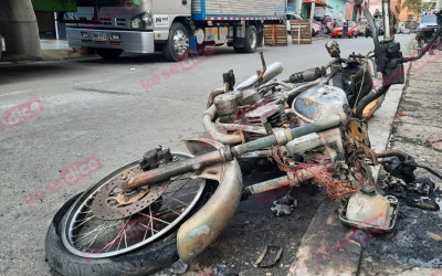 Se le prendió la moto mientras la conducía