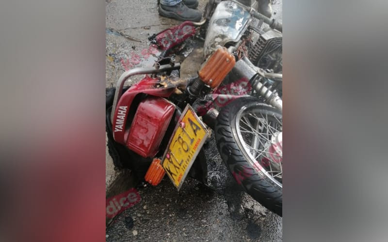 Se le prendió la moto mientras la conducía