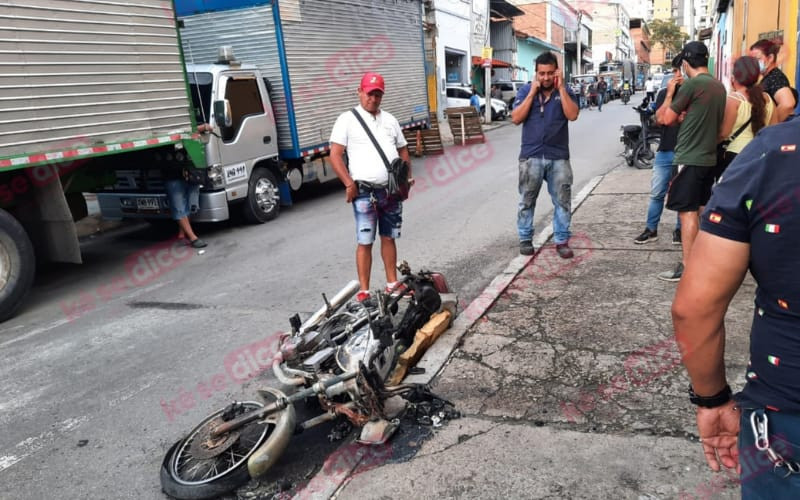 Se le prendió la moto mientras la conducía