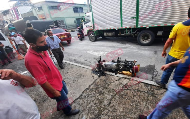 Se le prendió la moto mientras la conducía