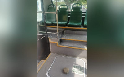 Se desquitó con una pedrada contra el Metrolínea