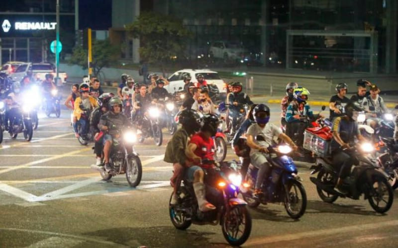 Indignación por caravana de motos en ‘Toque de Queda’